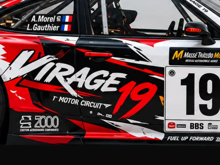 Détail de portière : logo Virage 19, noms de l’équipage et plaque du numéro 19