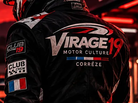 Dos d’une combinaison noire portant le logo Virage 19 Motor Culture Corrèze, avec écussons Club 19 et drapeau français
